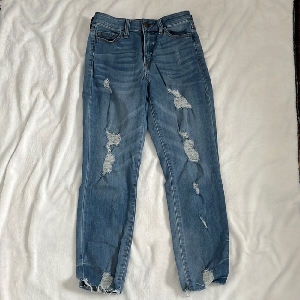 Hi-rise juniors jeans. Ripped.